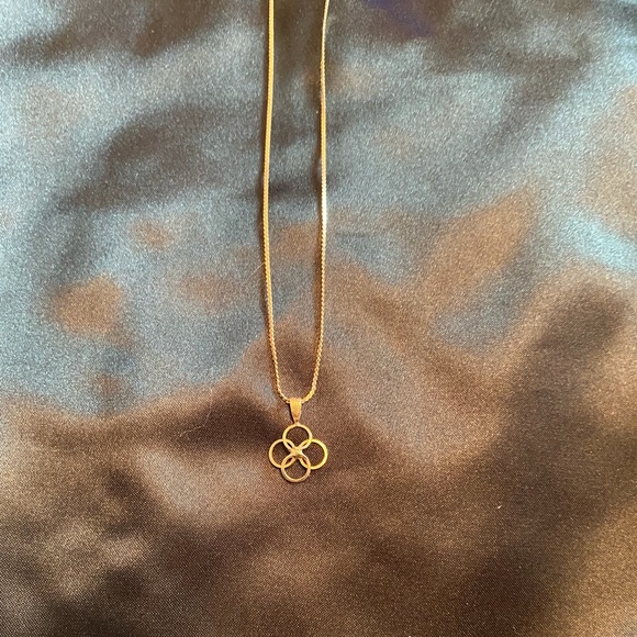 10k stamped gold chain with knot charm - Picture 4 of 4